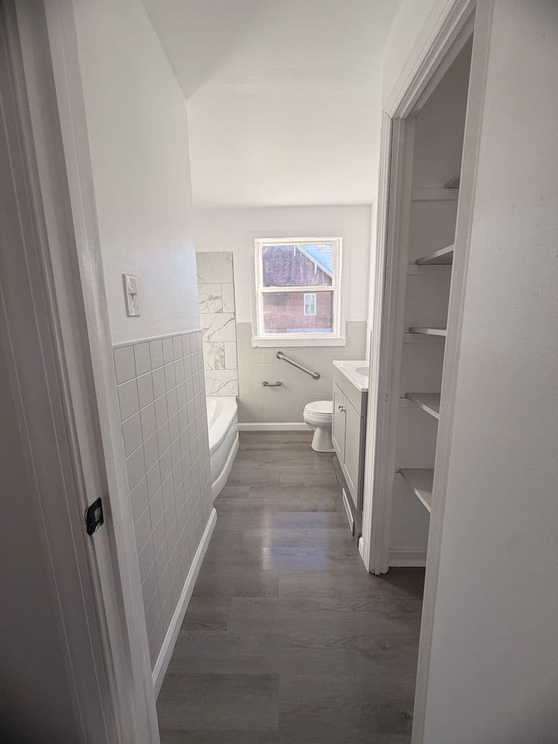 Arnold Apartment: 1941 Woodmont Avenue