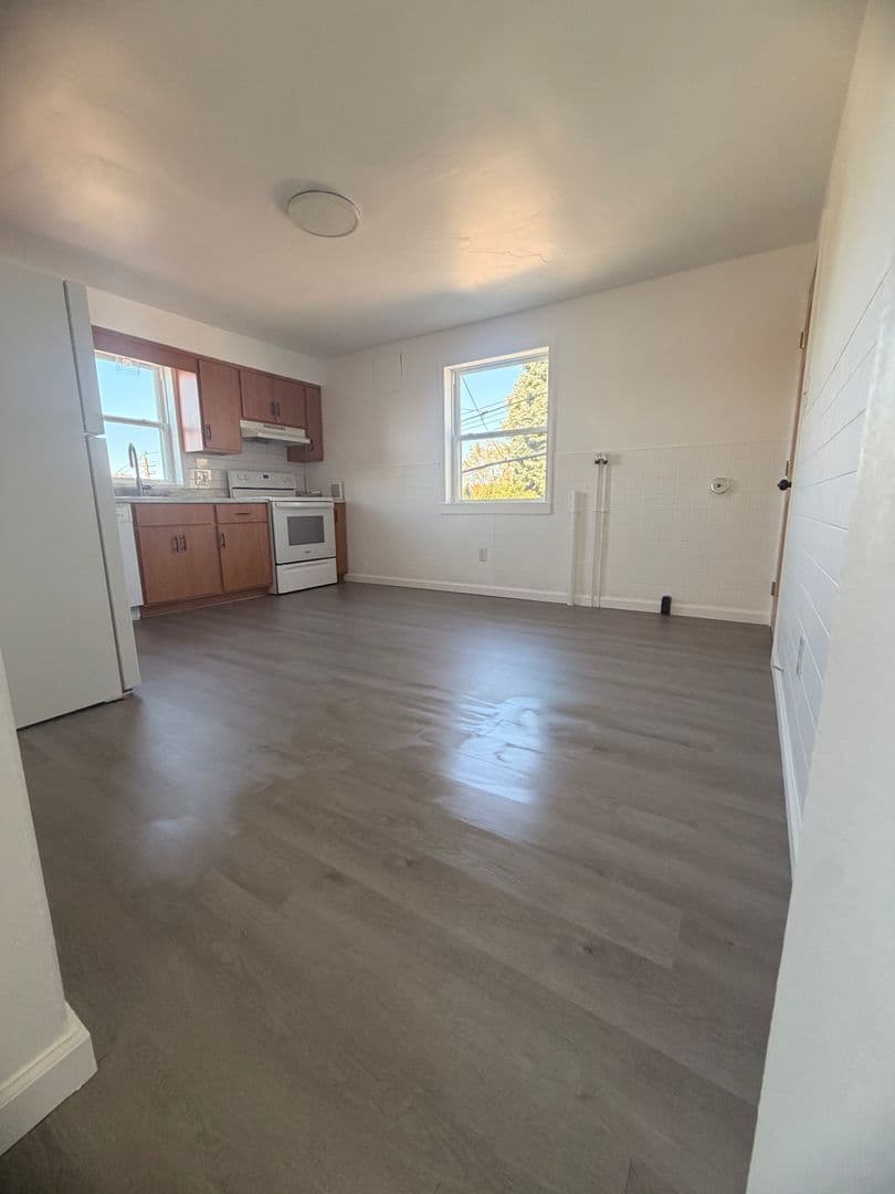 Arnold Apartment: 1941 Woodmont Avenue