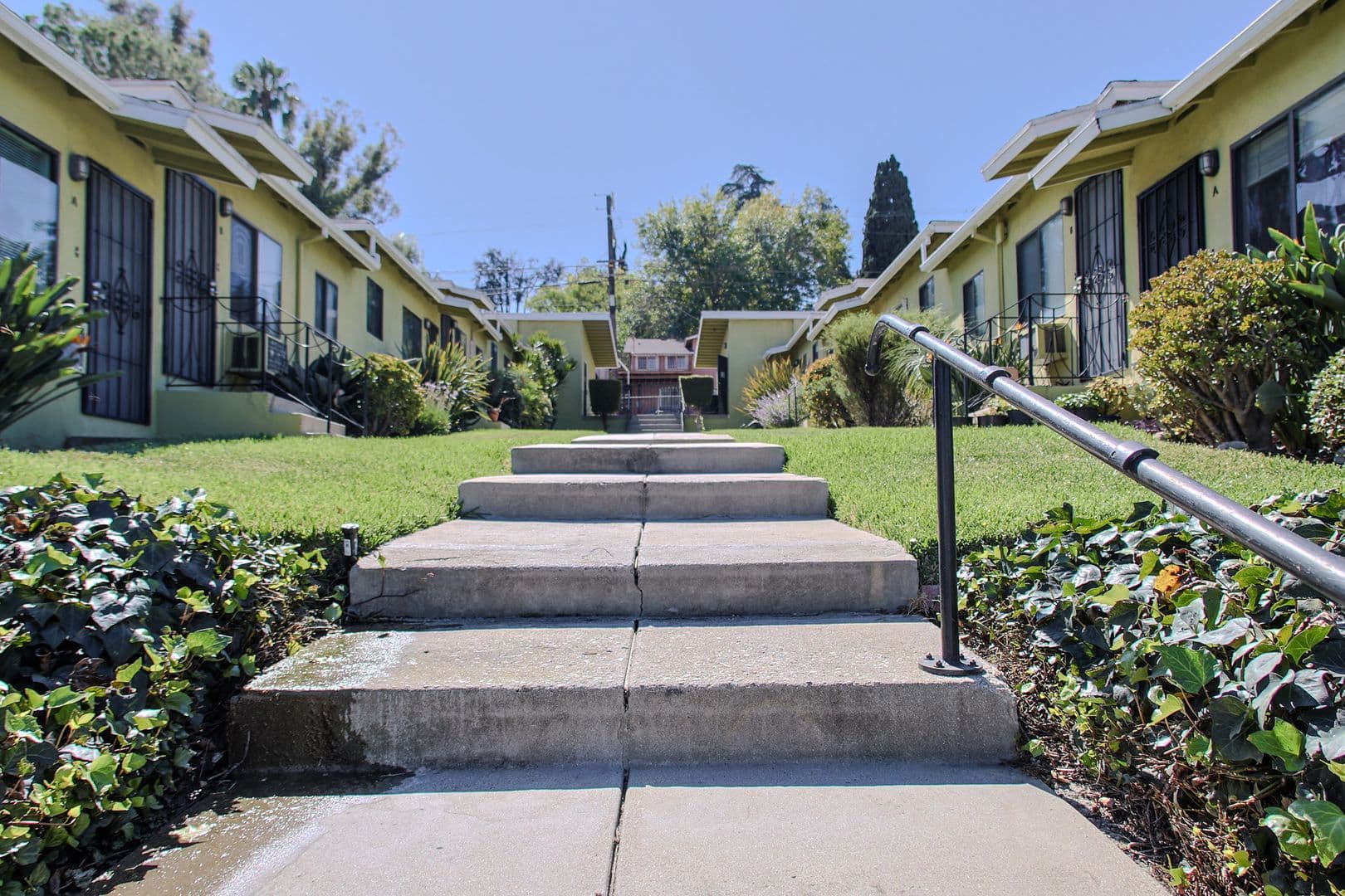 Los Angeles Apartment: 4810 Lincoln Avenue