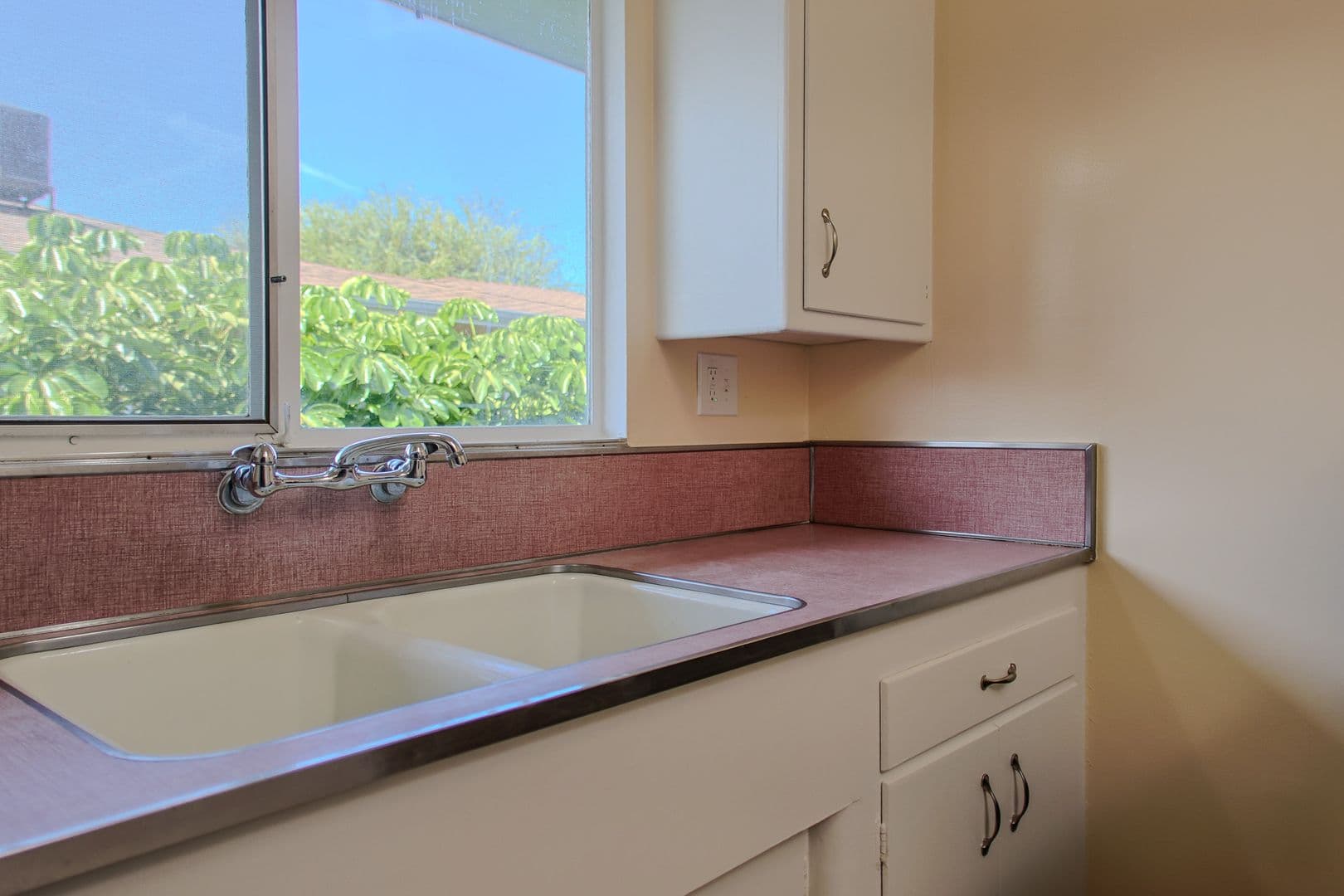 Burbank Apartment: 225-227 W Alameda Avenue