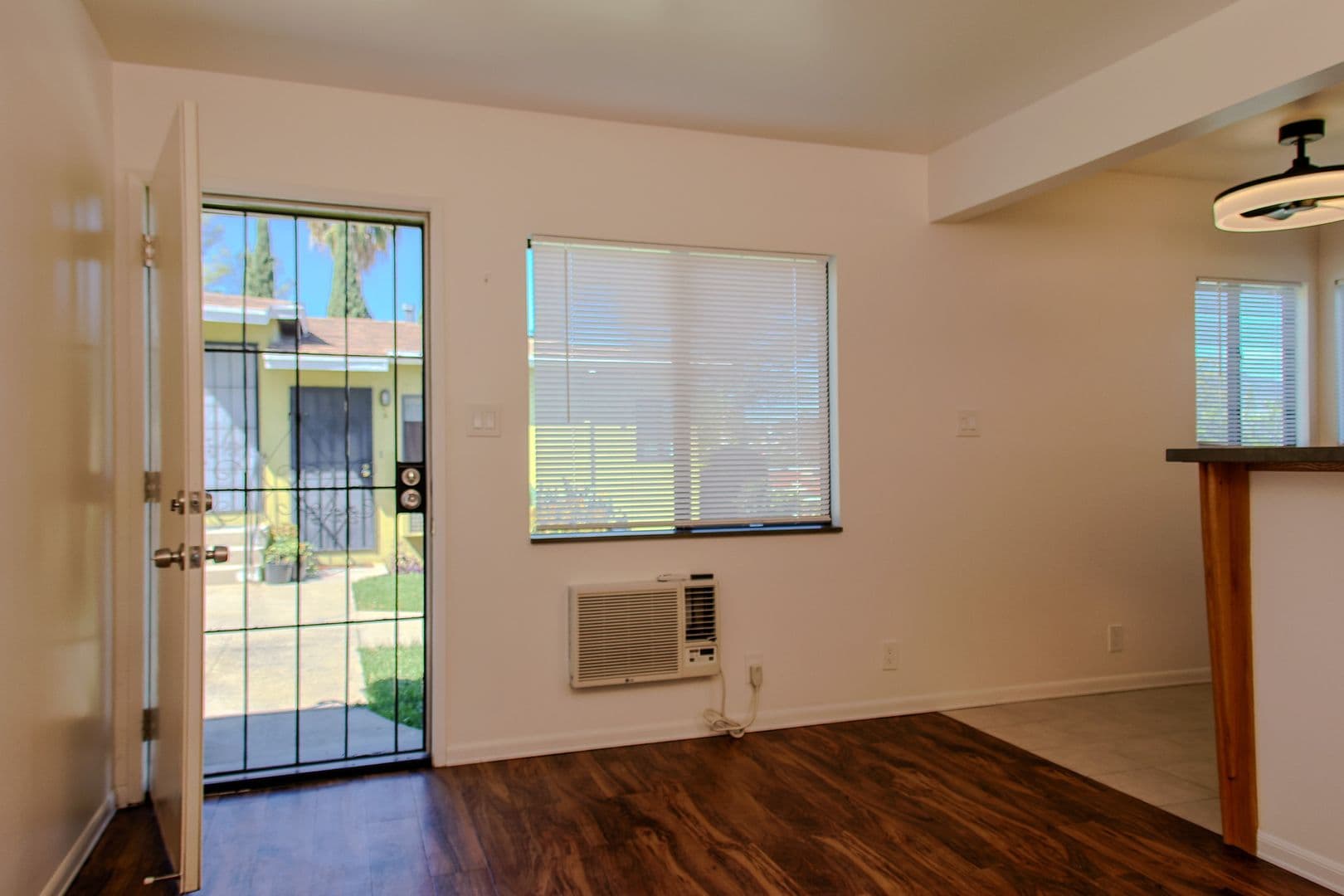 Los Angeles Apartment: 4810 Lincoln Avenue