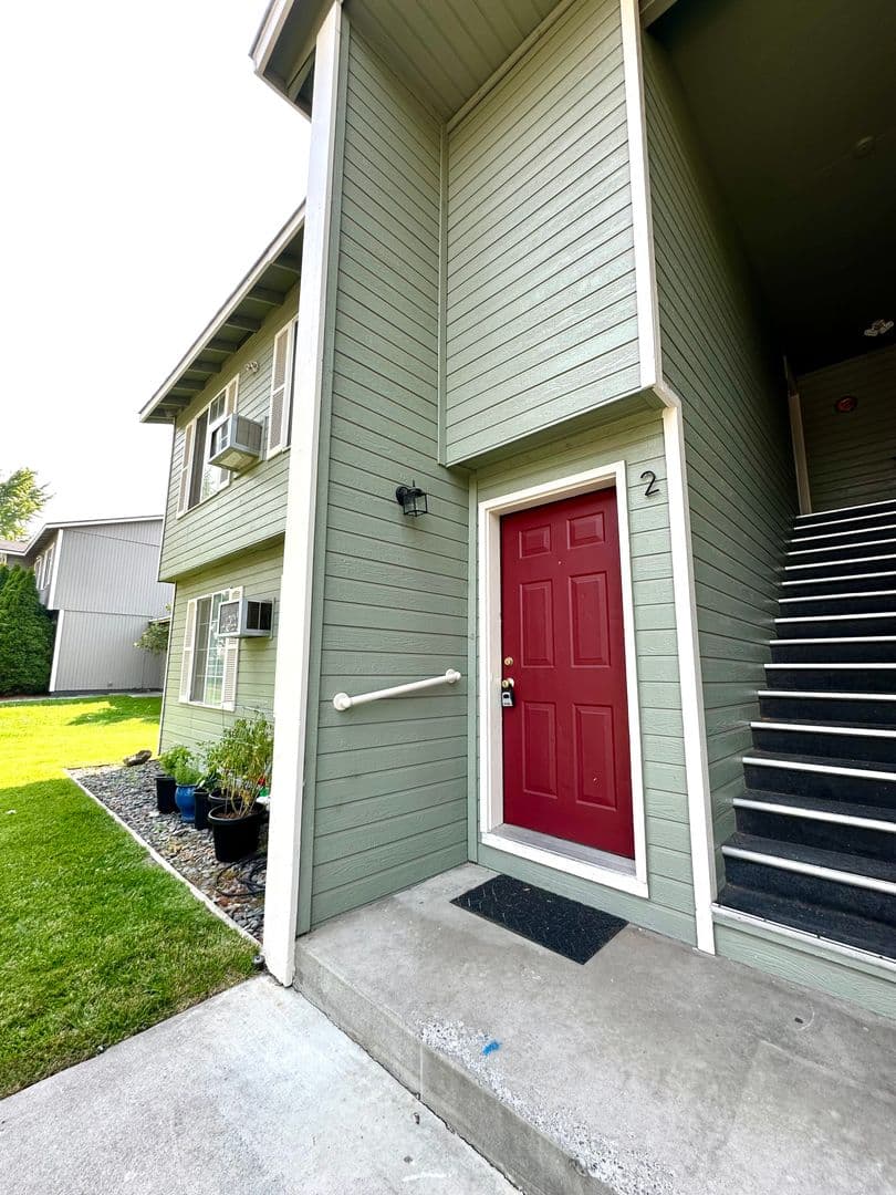 Redmond Apartment: 421 NW 17th St.