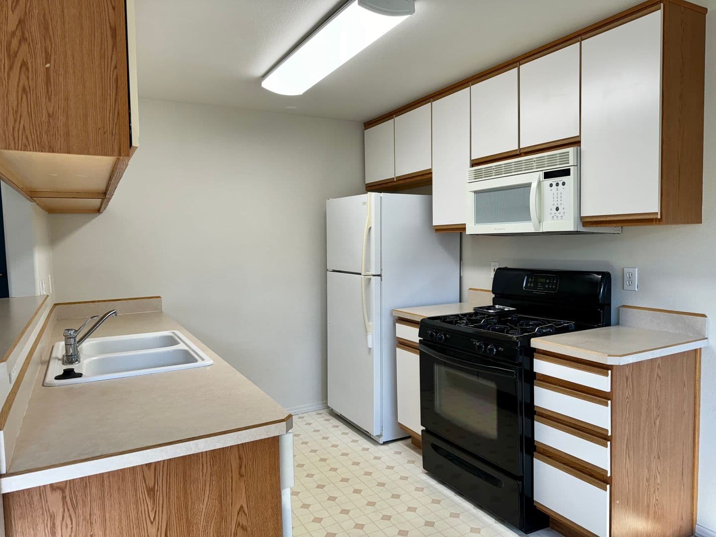 Redmond Apartment: 516 NE Negus Loop