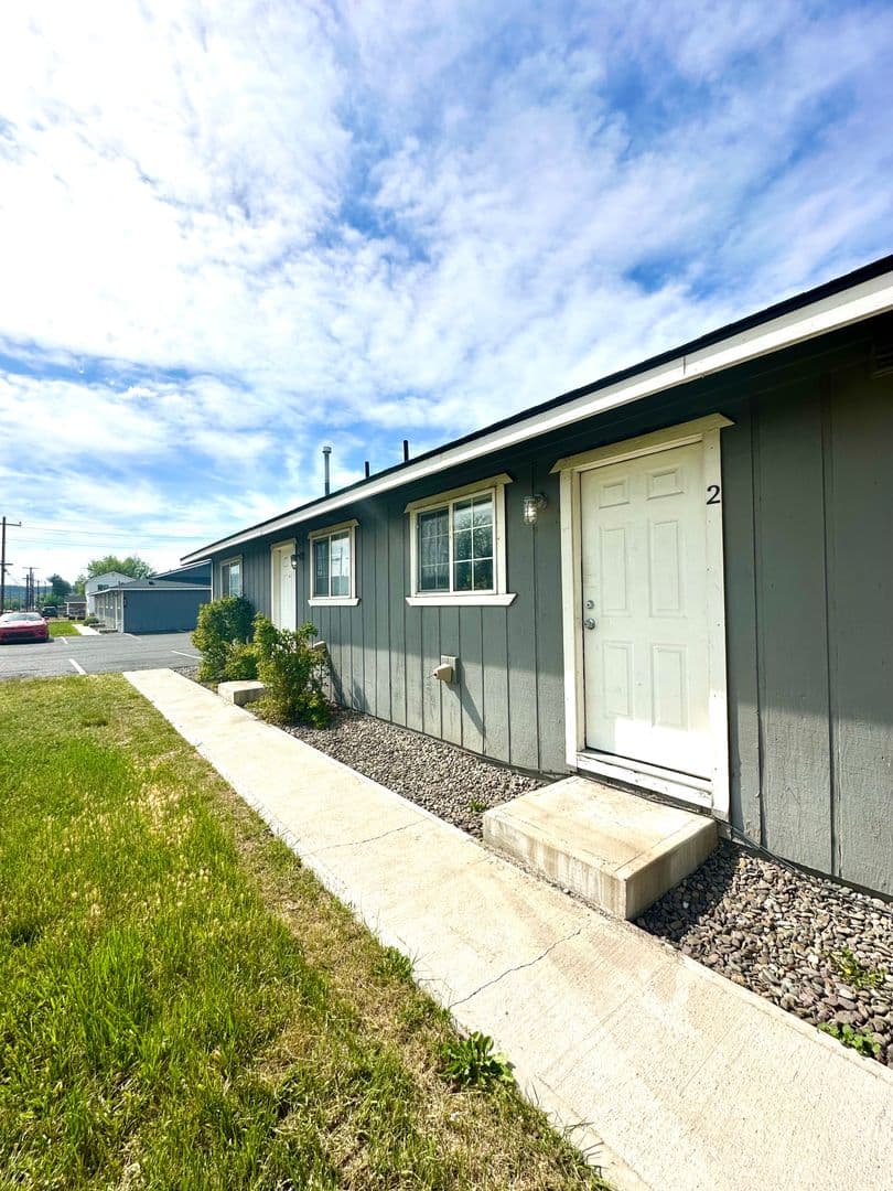 Prineville Apartment: 525 NW 9th St