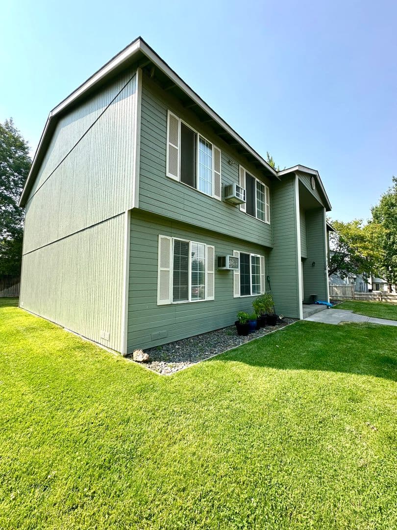 Redmond Apartment: 421 NW 17th St.