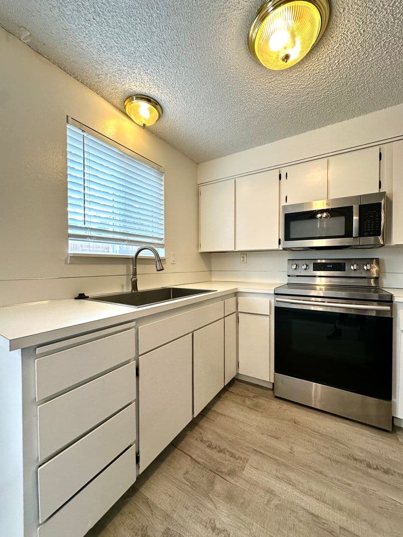 Redmond Apartment: 1620 SW Lava Avenue