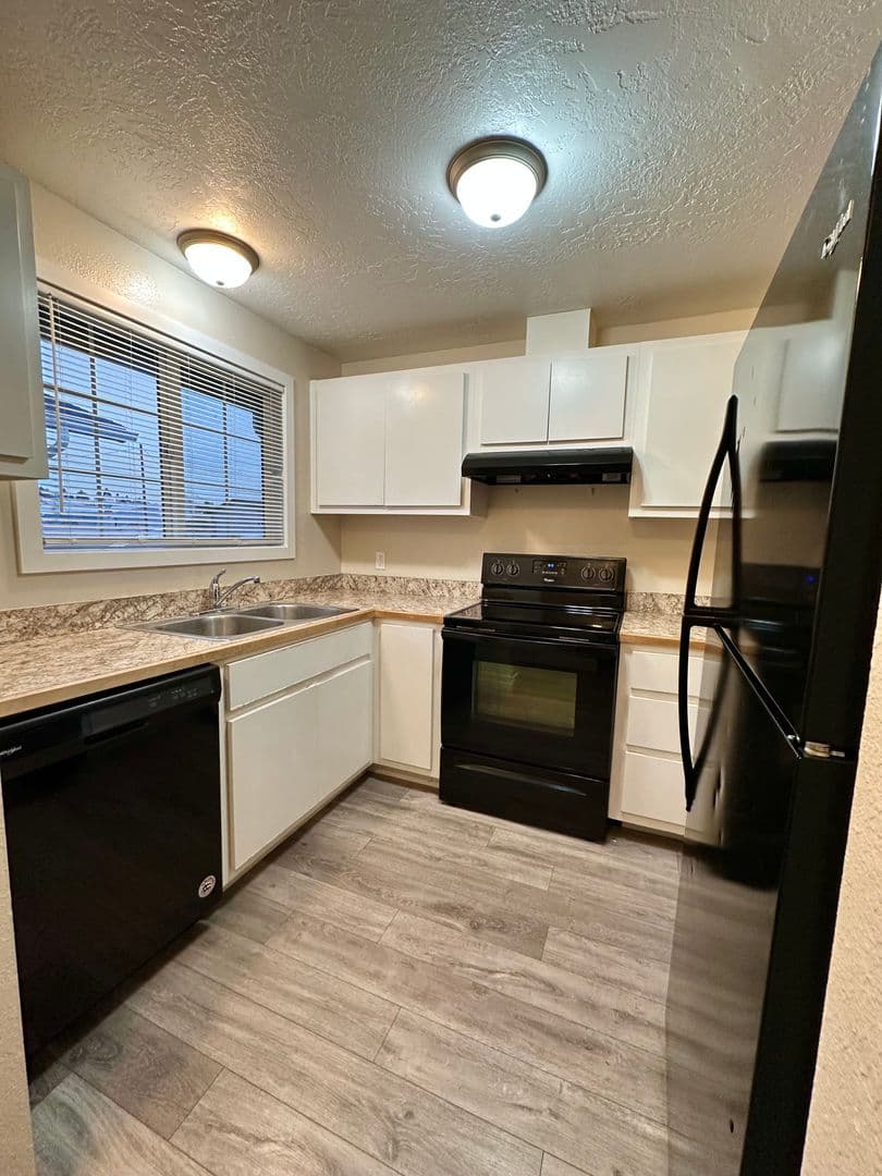 Prineville Apartment: 525 NW 9th St