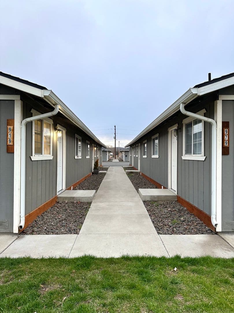 Prineville Apartment: 979 NW Ewen St