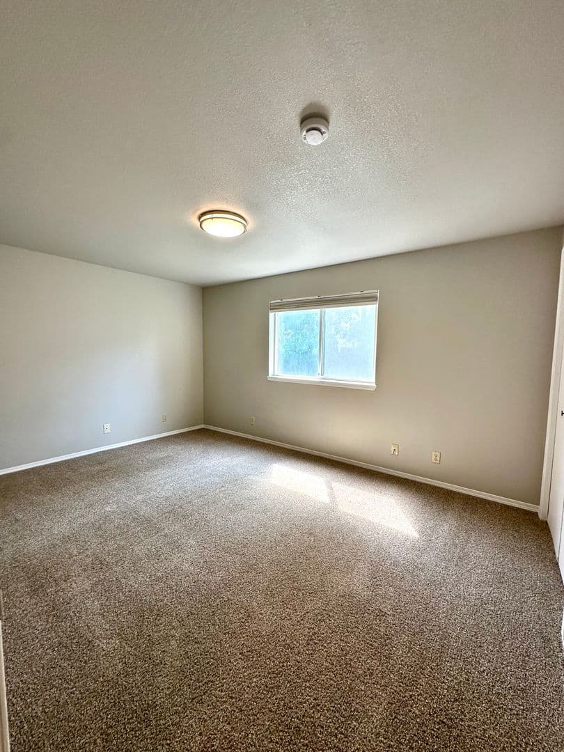 Redmond Apartment: 421 NW 17th St.