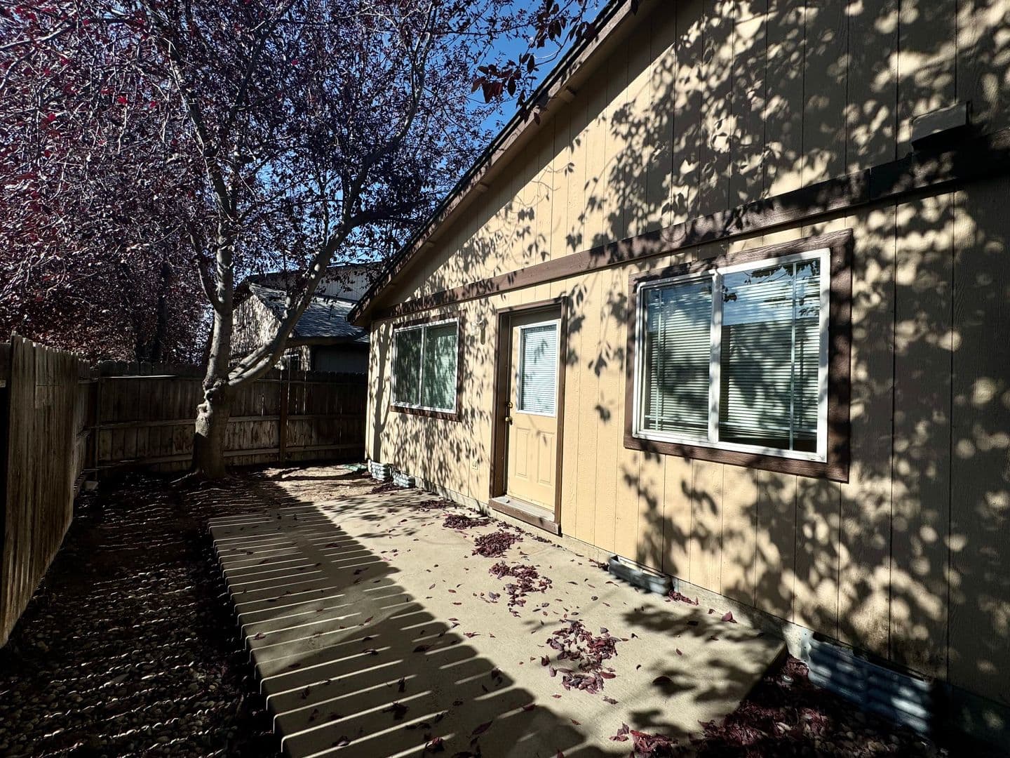 Redmond Apartment: 516 NE Negus Loop
