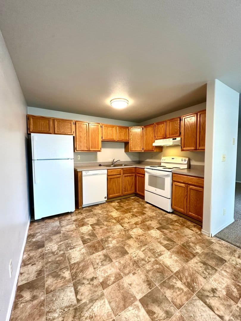 Redmond Apartment: 421 NW 17th St.