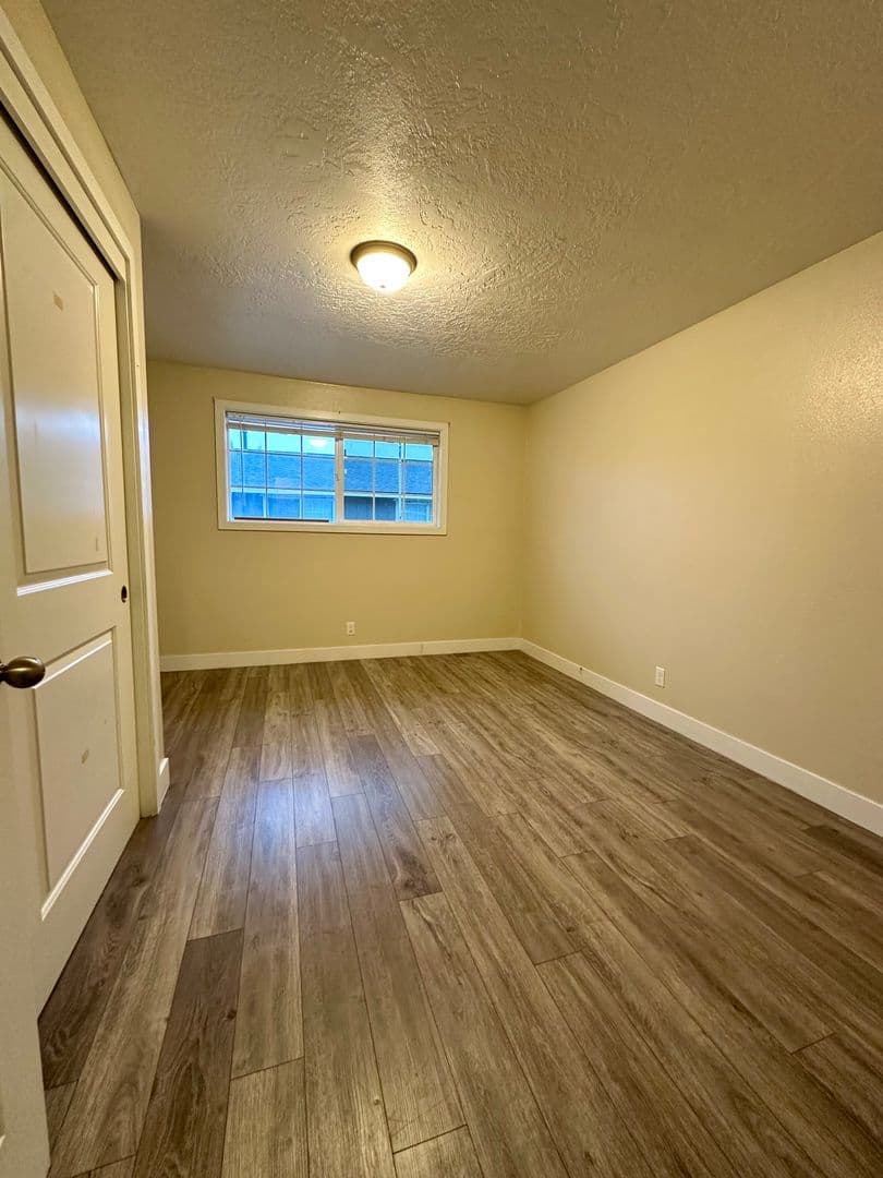 Prineville Apartment: 979 NW Ewen St