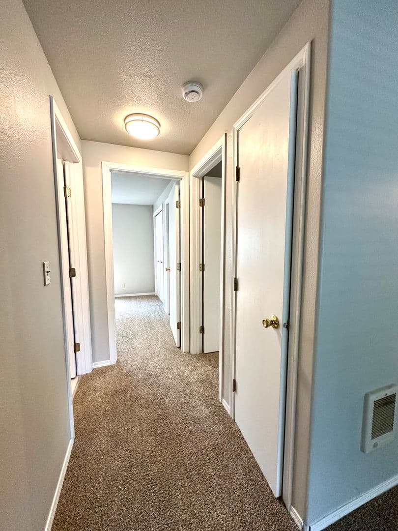 Redmond Apartment: 421 NW 17th St.