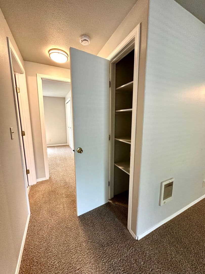 Redmond Apartment: 421 NW 17th St.