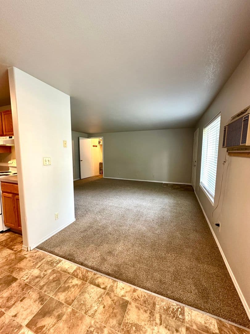 Redmond Apartment: 421 NW 17th St.