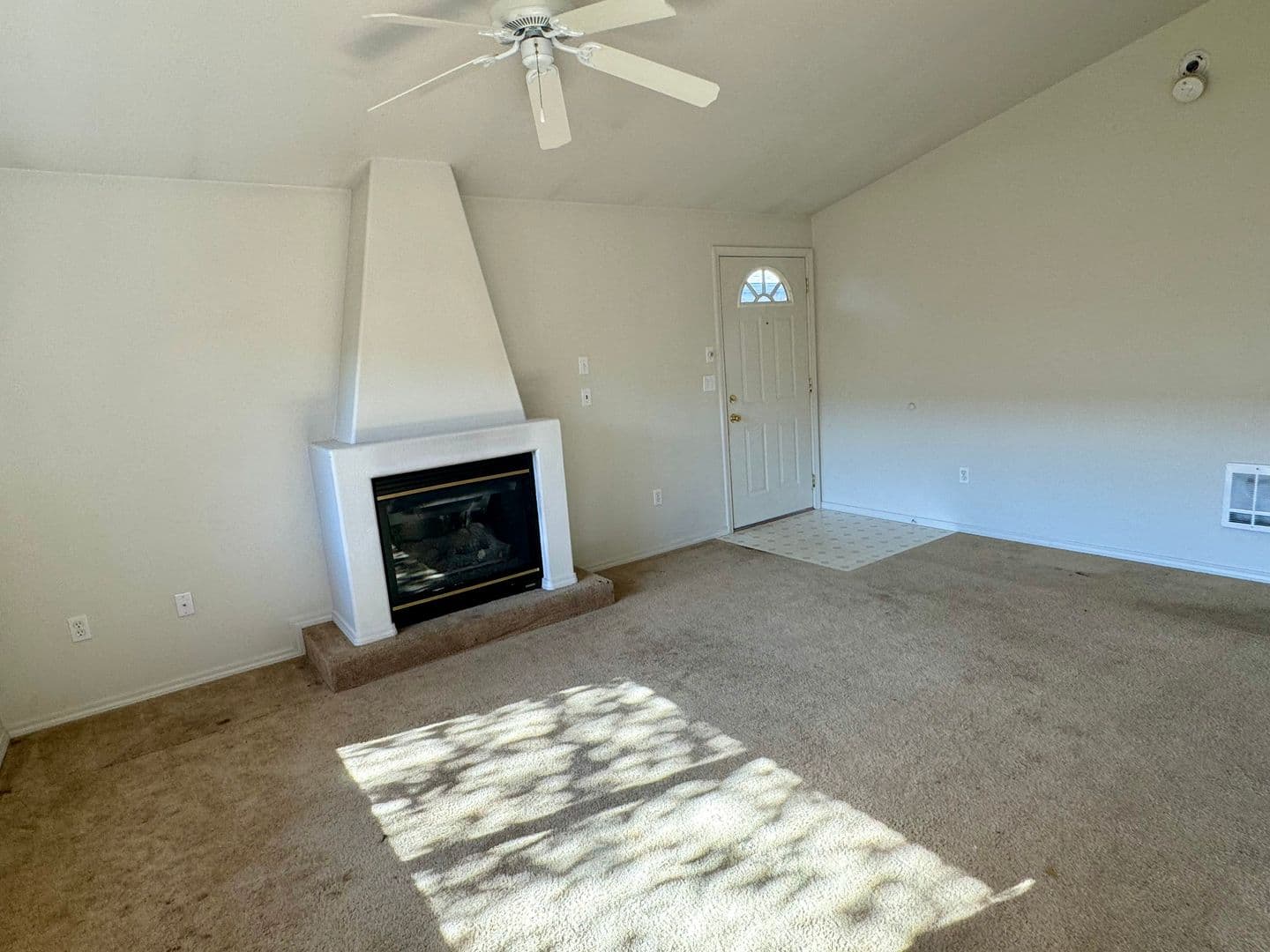 Redmond Apartment: 516 NE Negus Loop