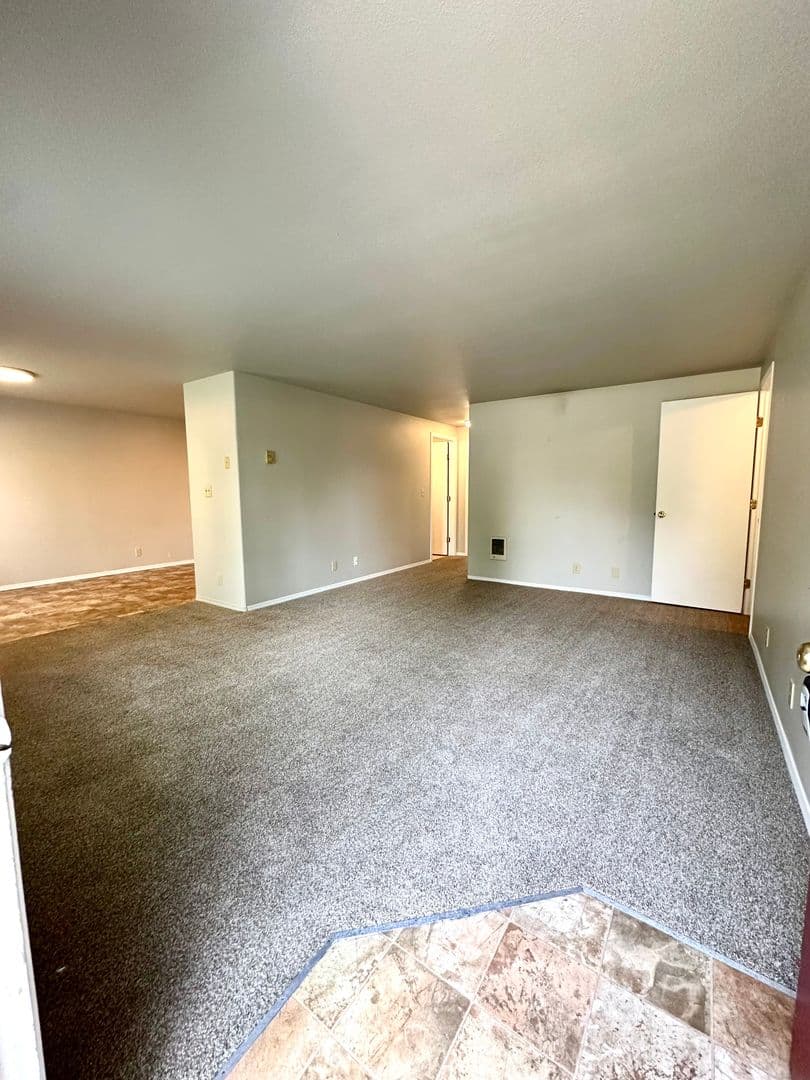 Redmond Apartment: 421 NW 17th St.