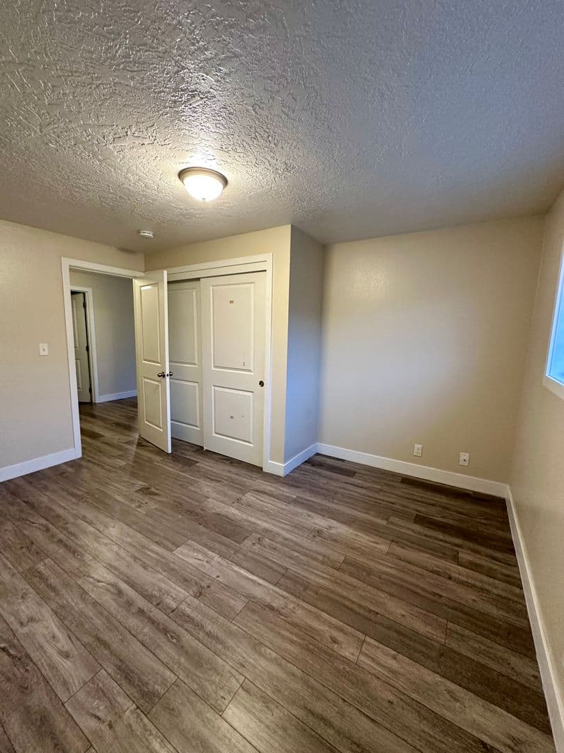 Prineville Apartment: 979 NW Ewen St