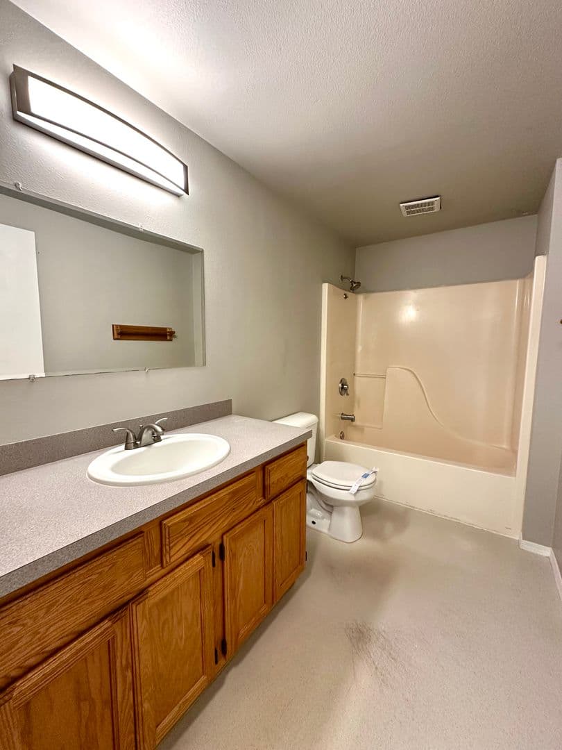 Redmond Apartment: 421 NW 17th St.
