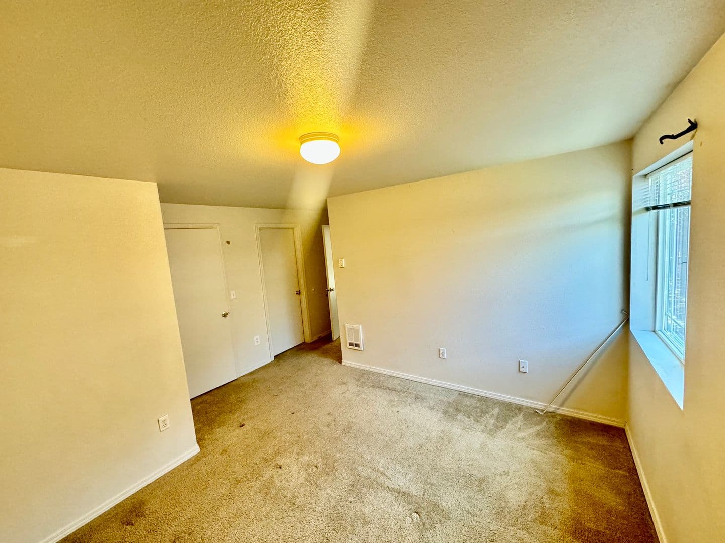 Redmond Apartment: 516 NE Negus Loop