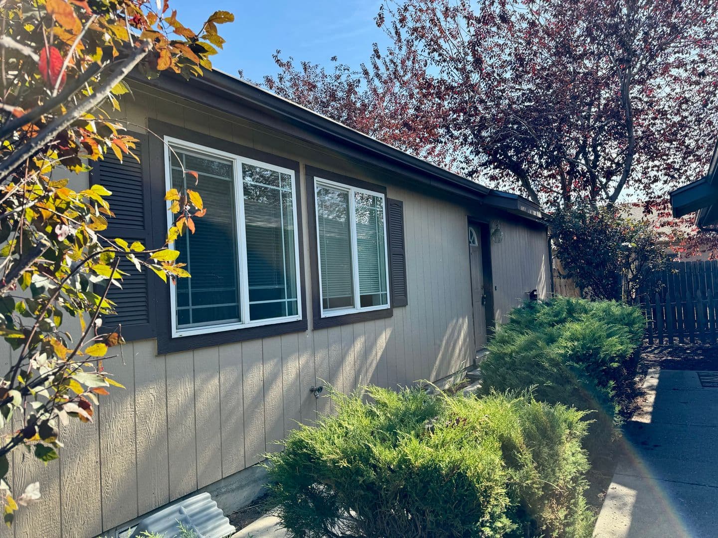 Redmond Apartment: 516 NE Negus Loop