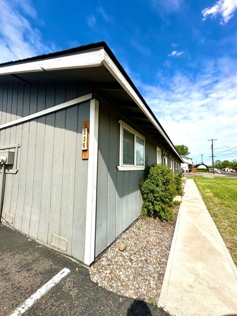 Prineville Apartment: 525 NW 9th St