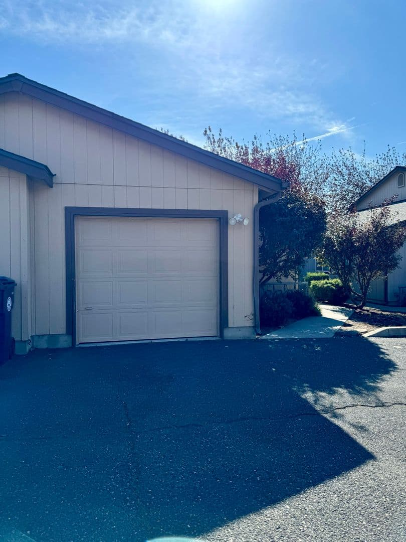 Redmond Apartment: 516 NE Negus Loop
