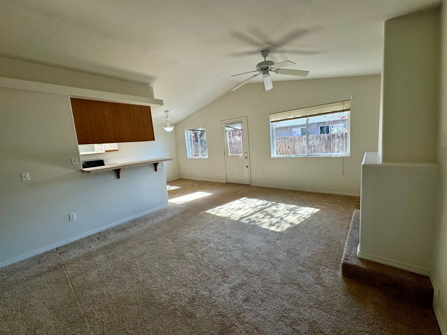 Redmond Apartment: 516 NE Negus Loop