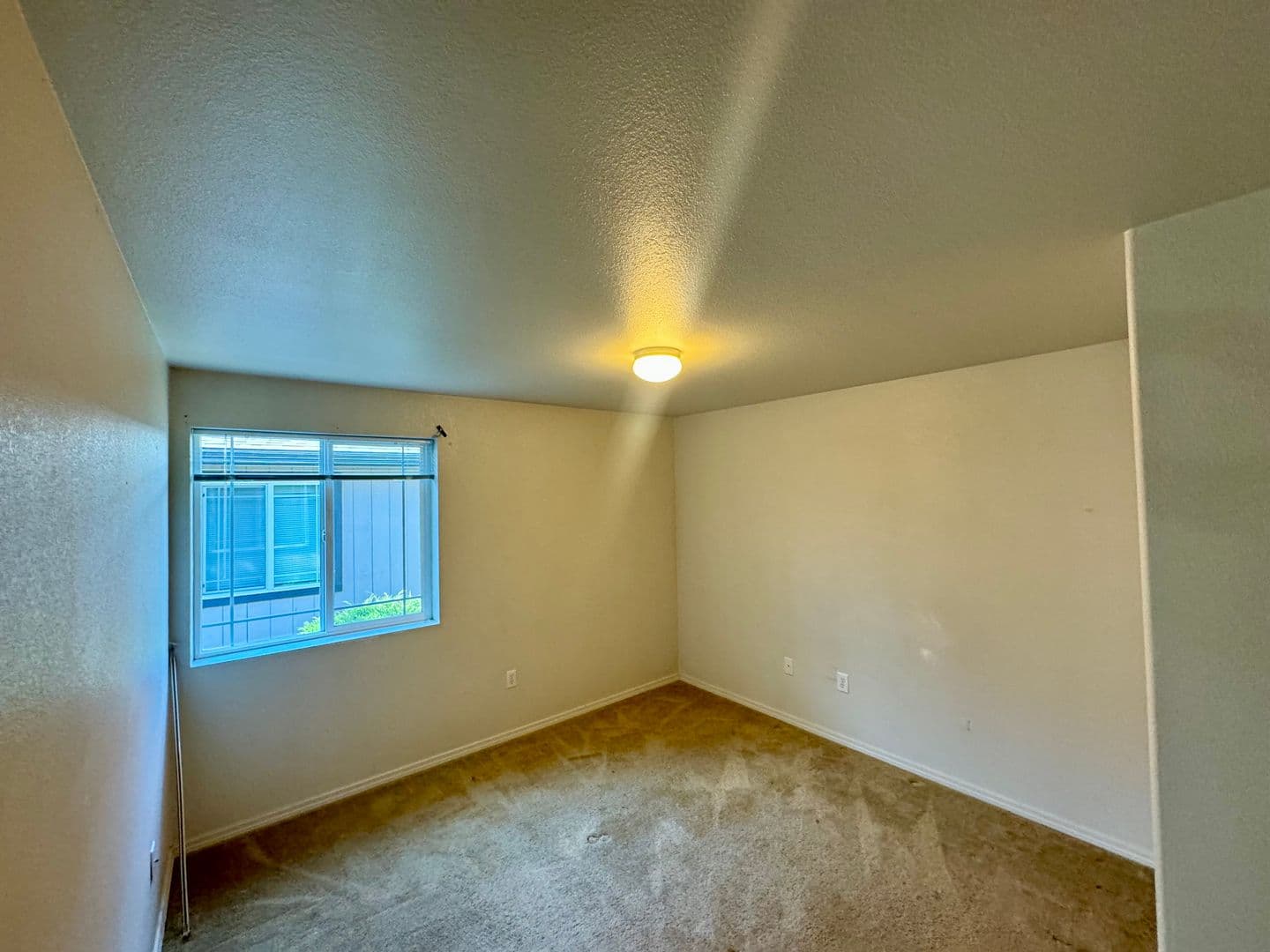 Redmond Apartment: 516 NE Negus Loop