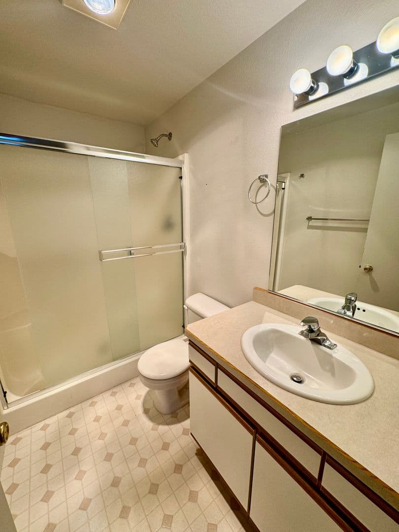 Redmond Apartment: 516 NE Negus Loop