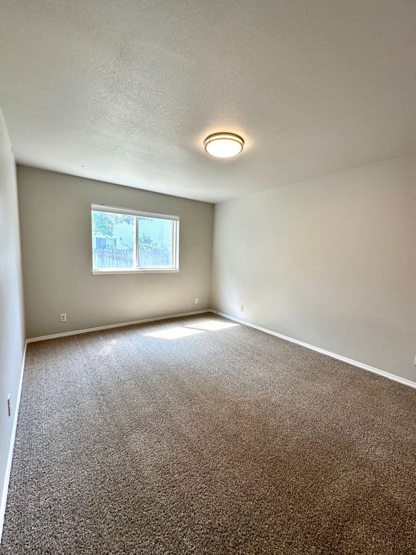 Redmond Apartment: 421 NW 17th St.