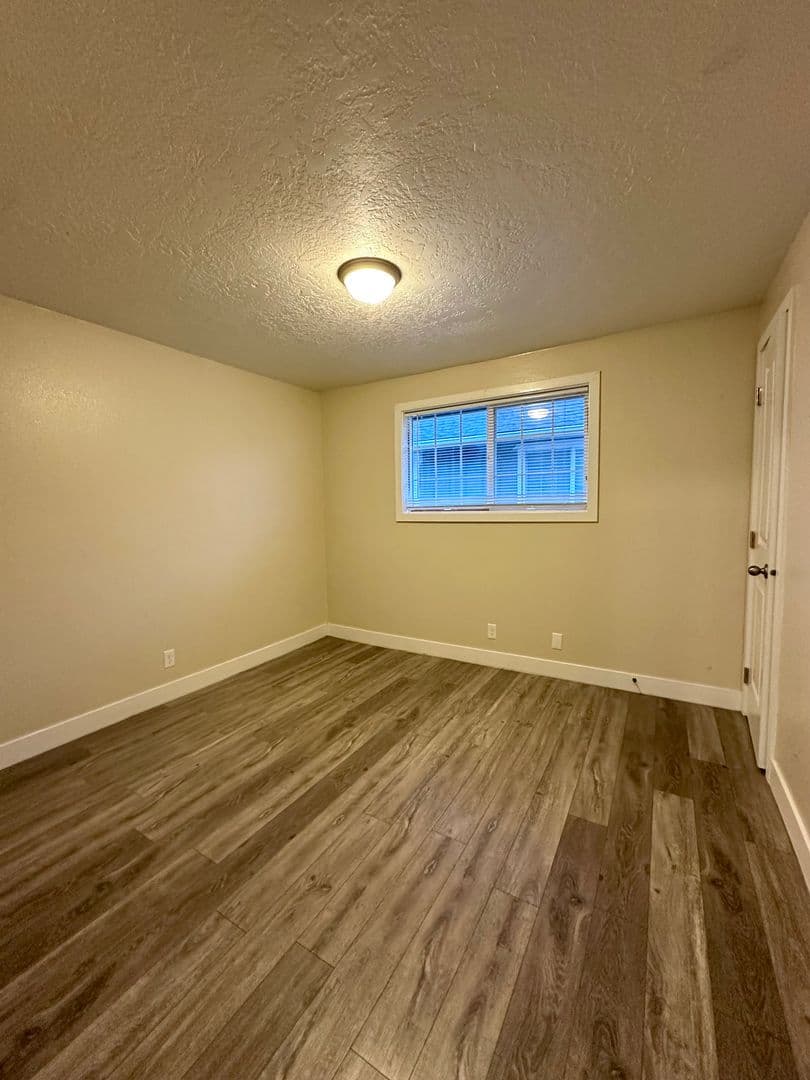 Prineville Apartment: 979 NW Ewen St