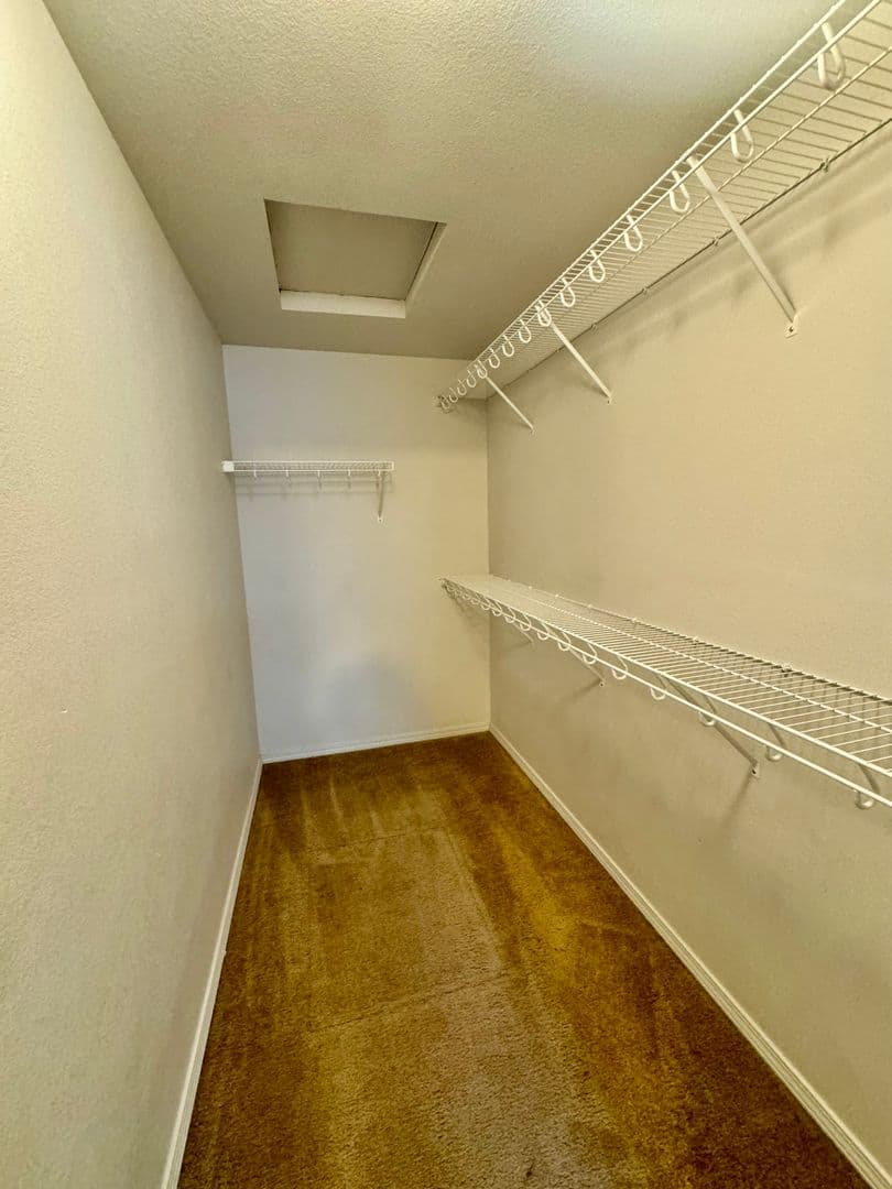Redmond Apartment: 516 NE Negus Loop