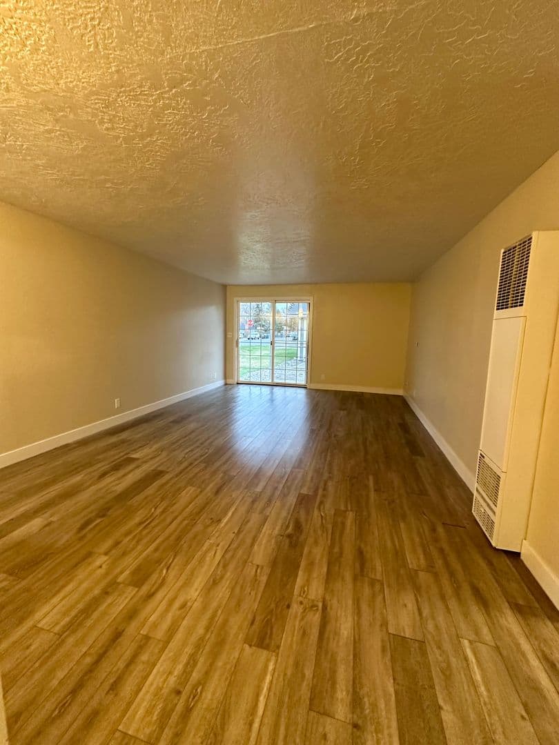 Prineville Apartment: 525 NW 9th St