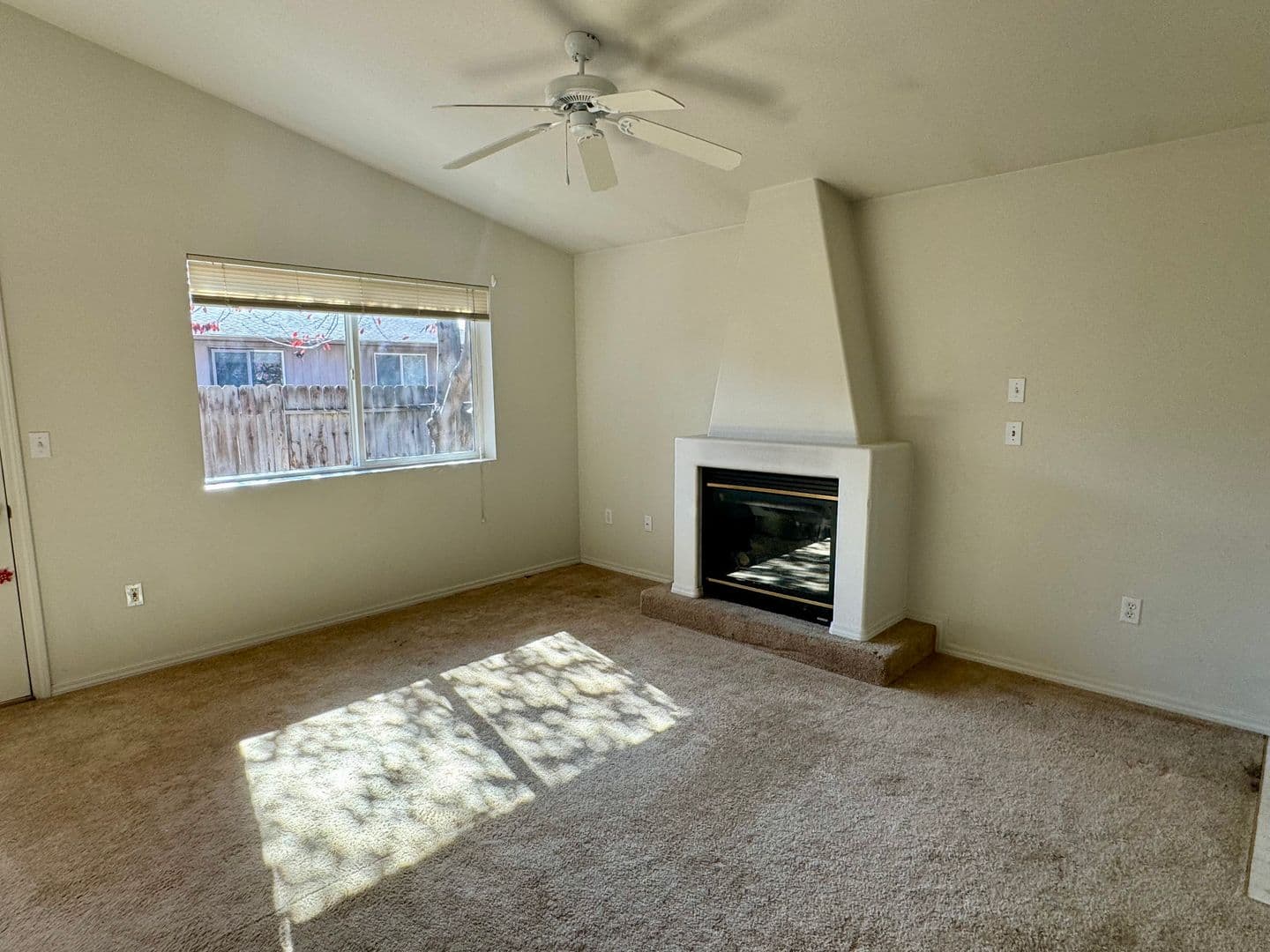 Redmond Apartment: 516 NE Negus Loop