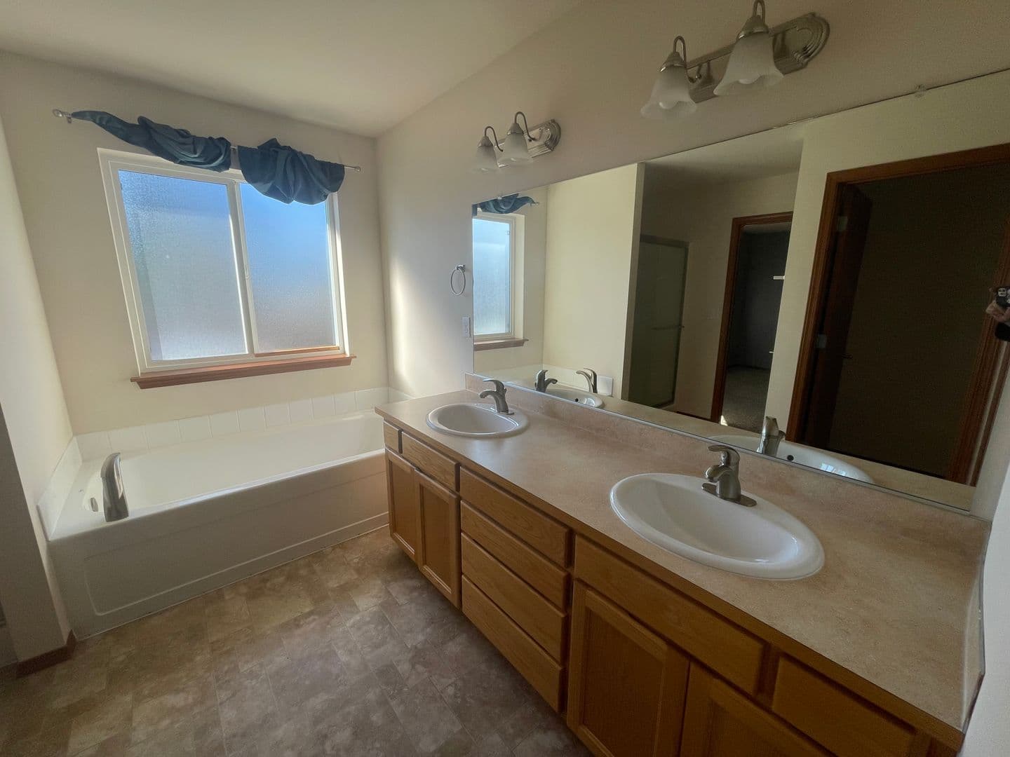 Oak Harbor House: 155 NE Melrose Dr.