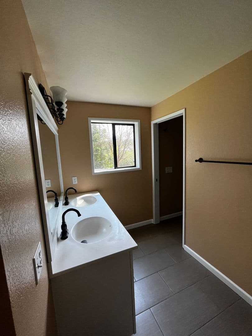 Oak Harbor House: 1856 Sloop Place