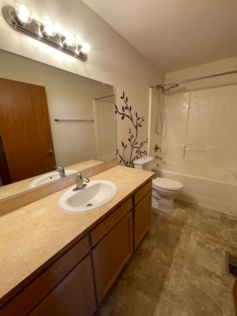 Oak Harbor House: 155 NE Melrose Dr.