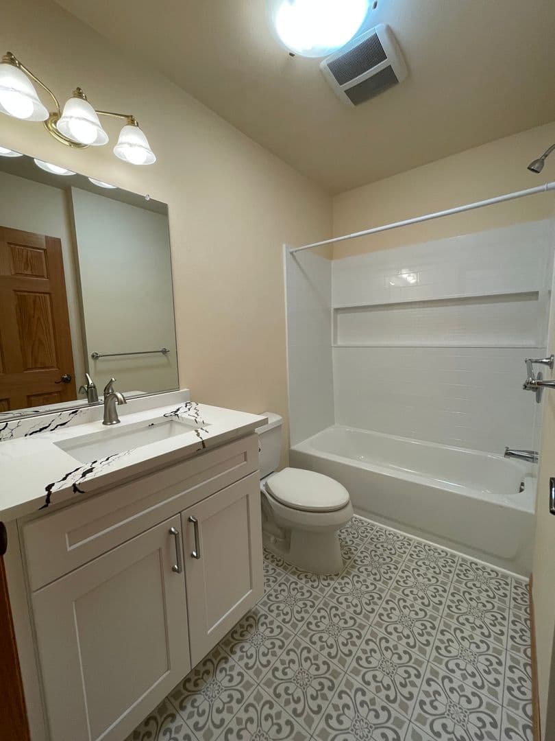 Oak Harbor House: 2128 SW Freund St. Unit A