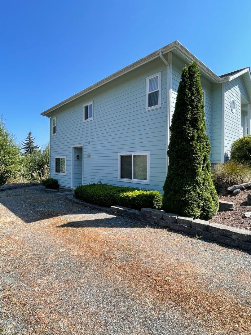 Oak Harbor House: 2128 SW Freund St. Unit A