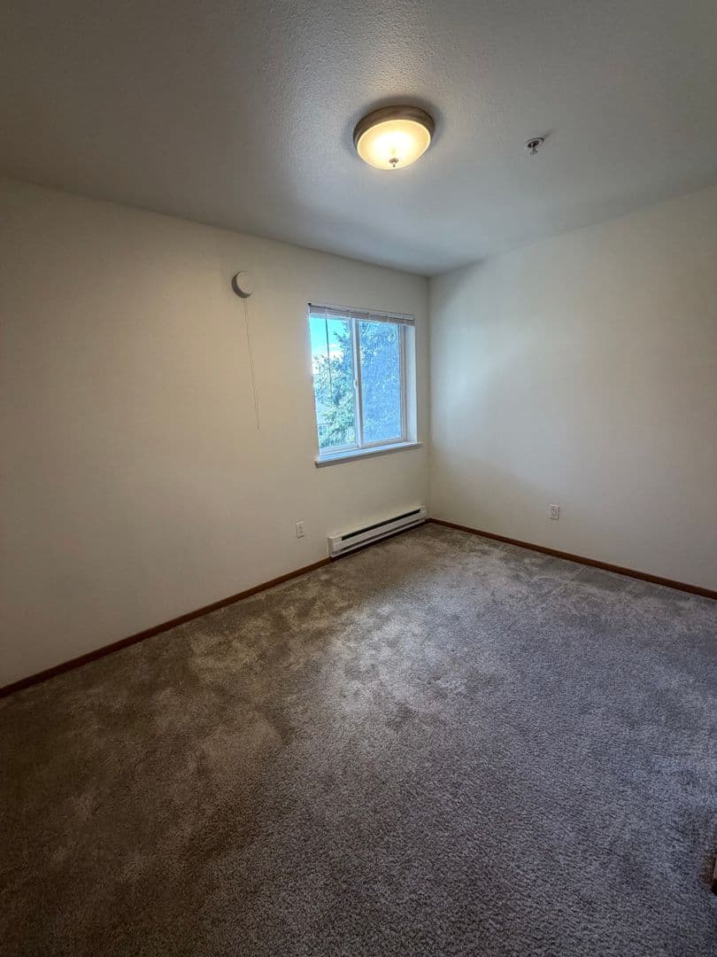 Oak Harbor Apartment: 31 & 65 NW Crosby Ave