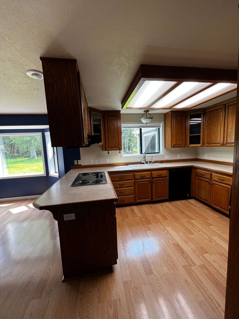 Oak Harbor House: 1856 Sloop Place