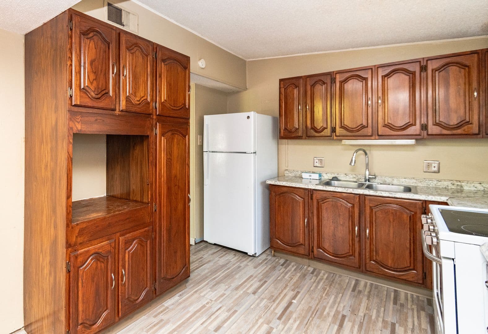 Florissant House: 1015 Robinwood Dr