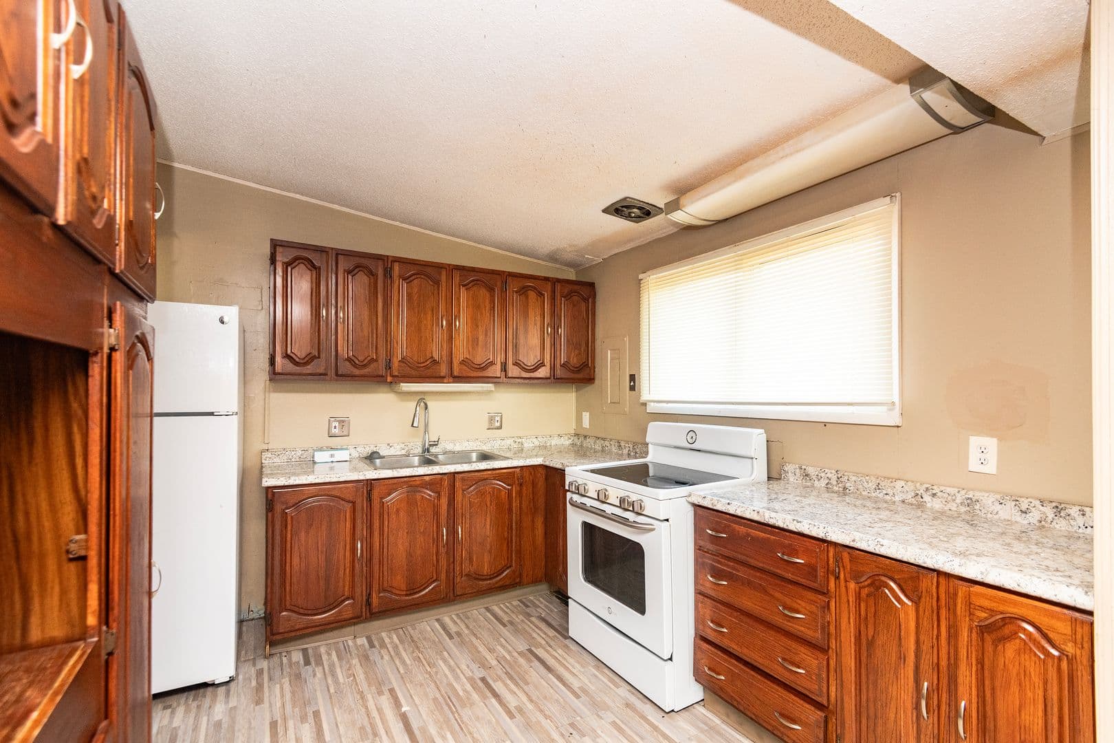 Florissant House: 1015 Robinwood Dr