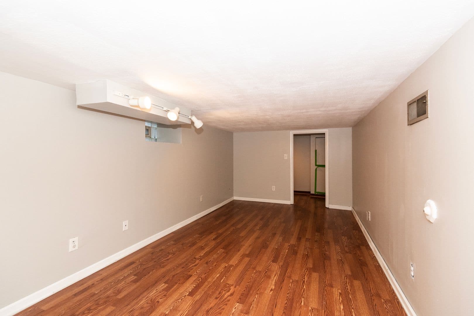 St. Louis House: 5514 Nottingham Ave