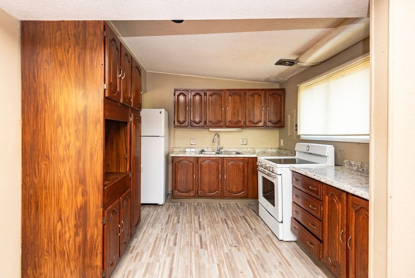 Florissant House: 1015 Robinwood Dr