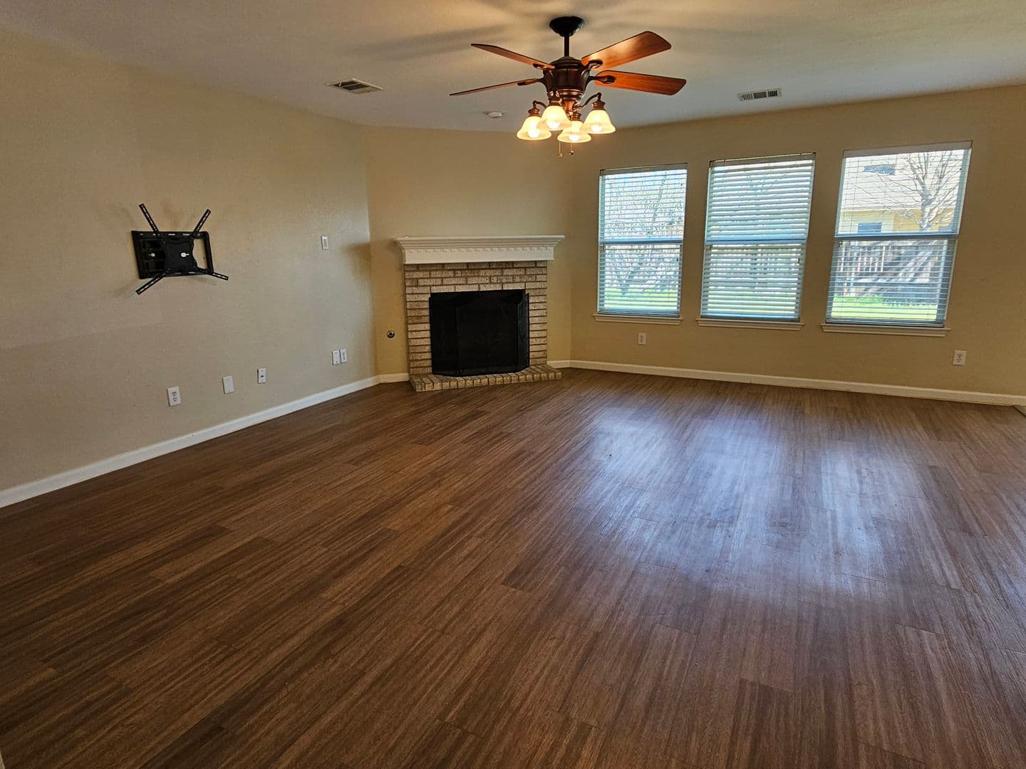 Kyle House: 221 Primrose Blvd
