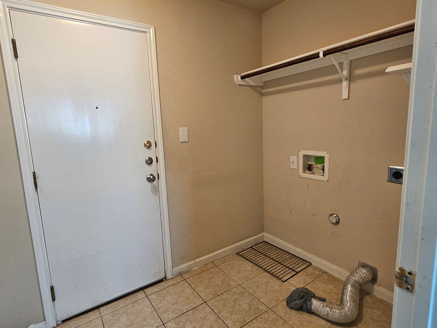 Kyle House: 221 Primrose Blvd