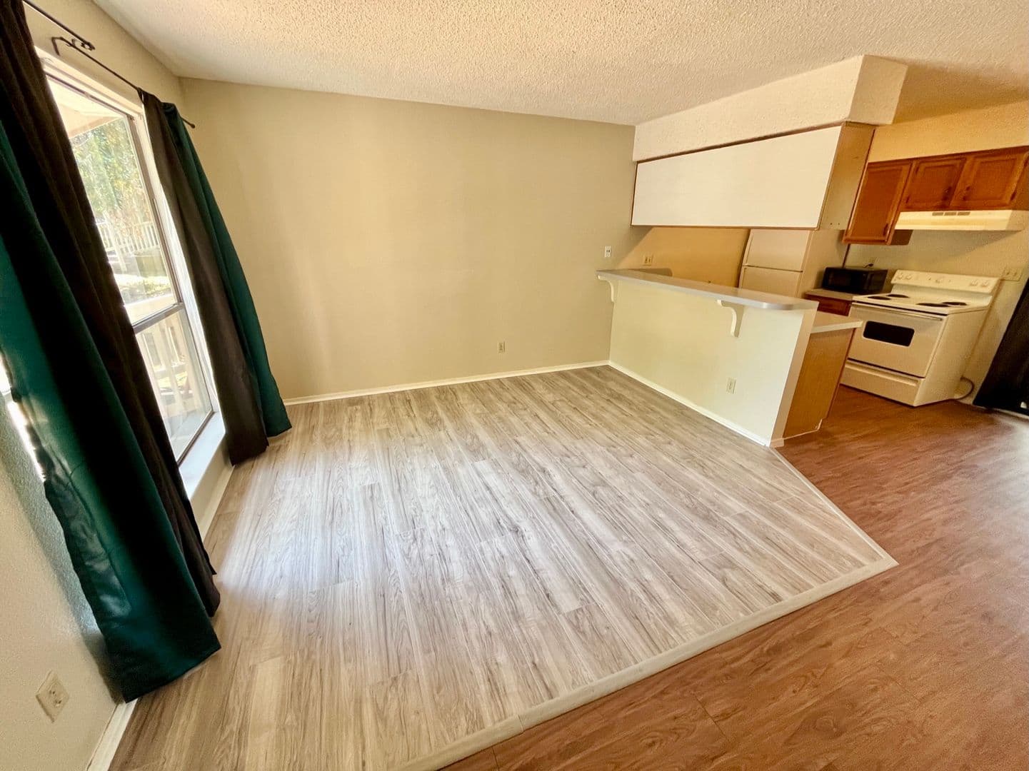 Elgin Apartment: 112 Hillside Cove