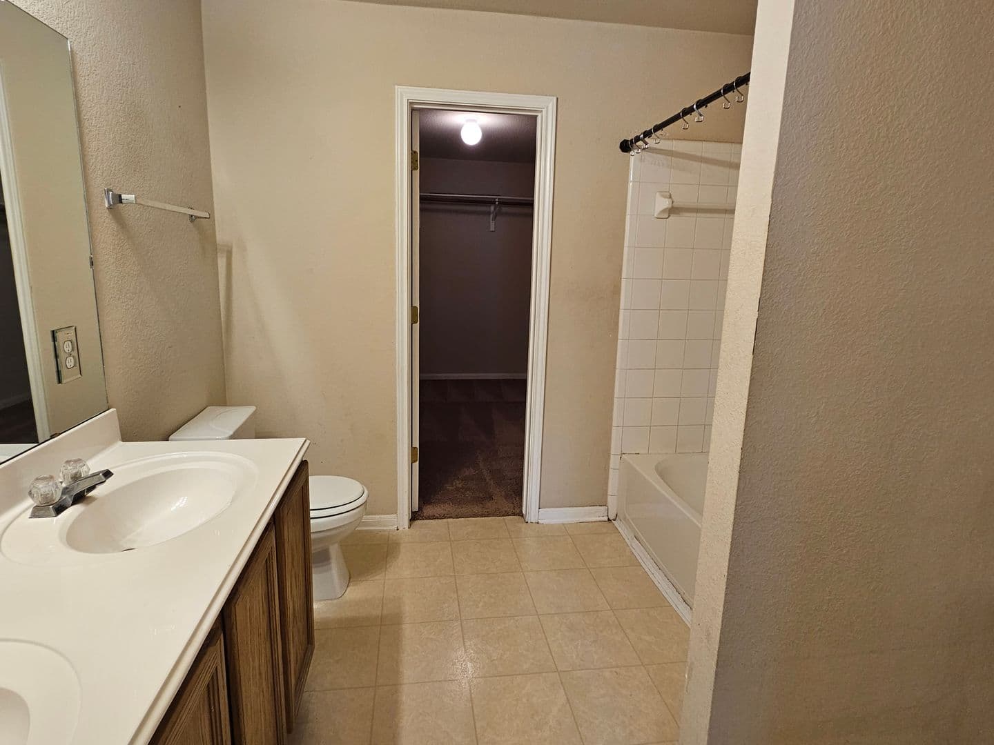 Kyle House: 221 Primrose Blvd